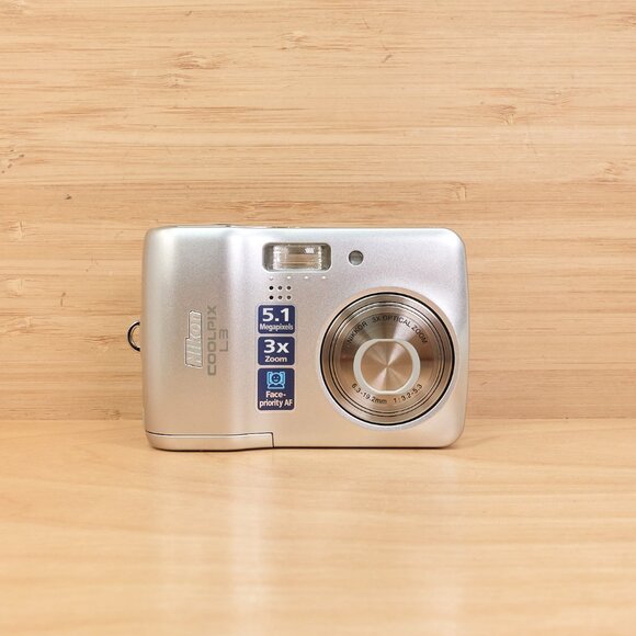 Nikon Coolpix L3 Digital Camera / 5.1MP / 3× Zoom / Silver / Tested - Picture 2 of 7